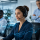 Conseillère en centre de contact utilisant des outils d’intelligence artificielle