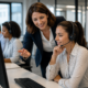 Manager de la relation client accompagnant une conseillère en centre de contact