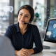 Conseiller client et chatbot travaillant ensemble pour améliorer la relation client et offrir un accompagnement personnalisé